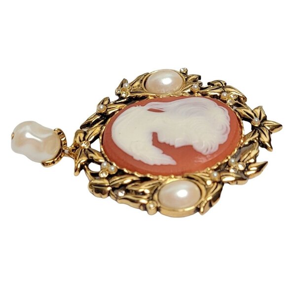 Kenneth Jay Lane For Avon Resin Cameo And Faux Pearl Dangle Brooch Pendant - Picture 4 of 9